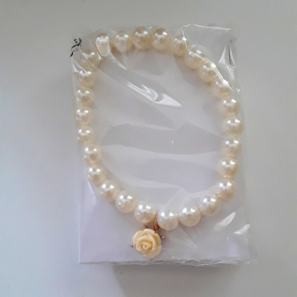 Avon Jewelry - Rosette Stretch Bracelet